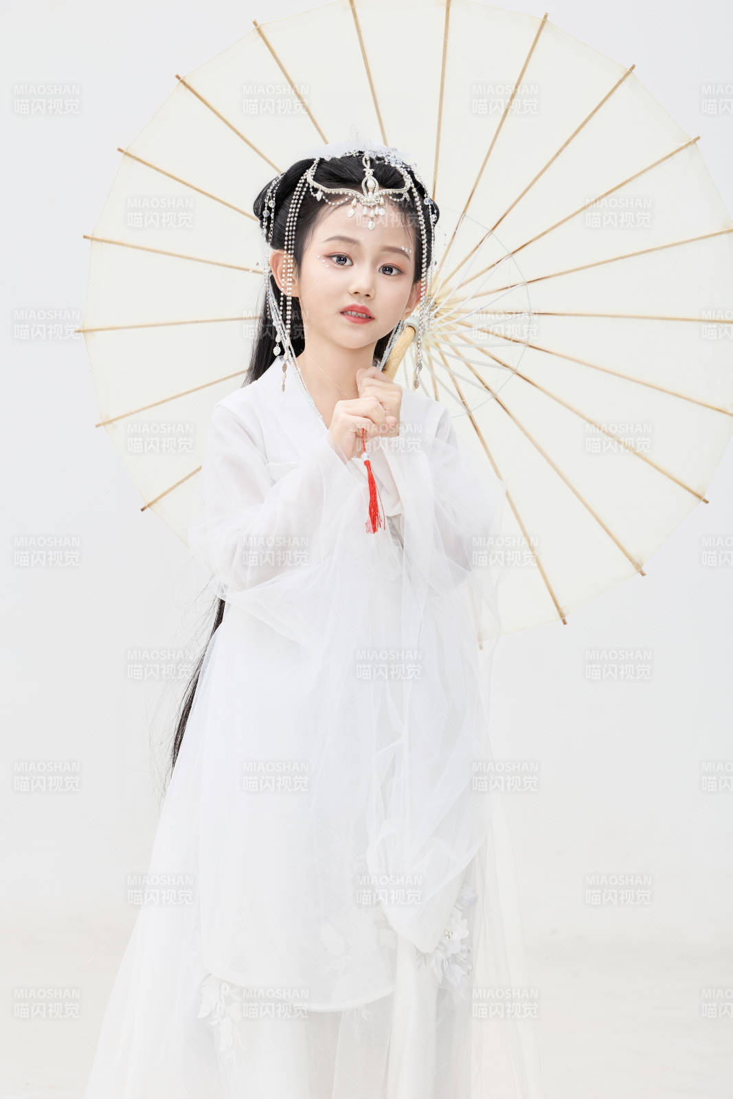 黑色背景下穿着中国明制汉服的中国女童图片