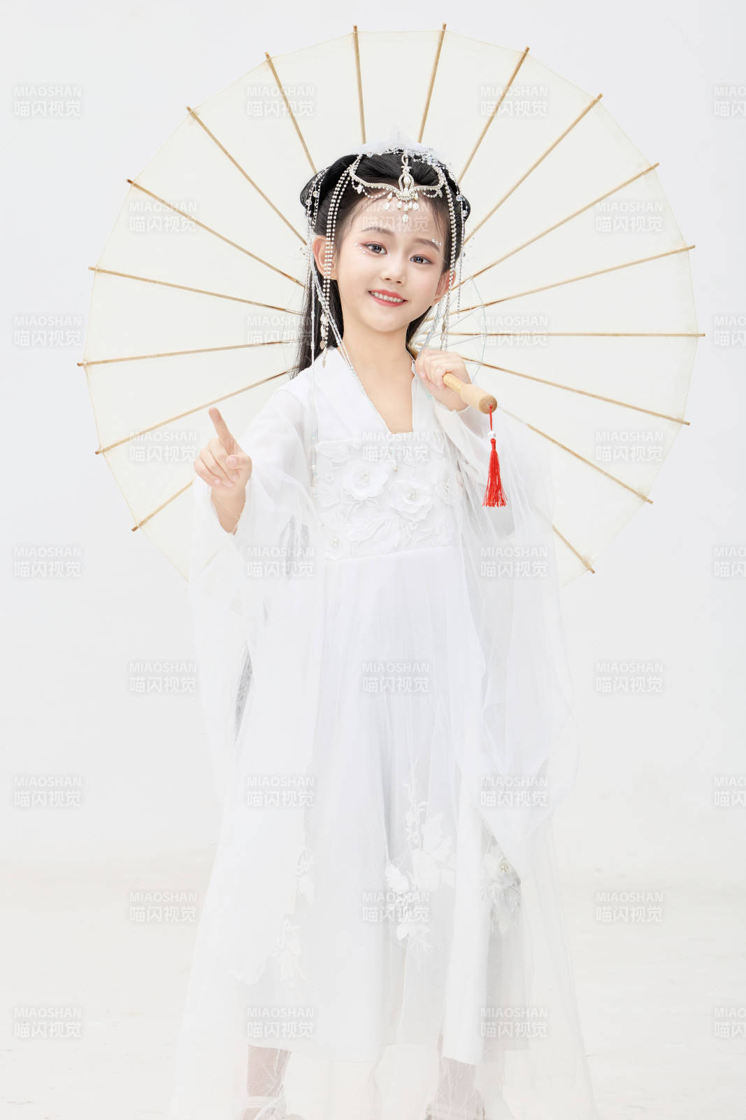 黑色背景下穿着中国明制汉服的中国女童图片