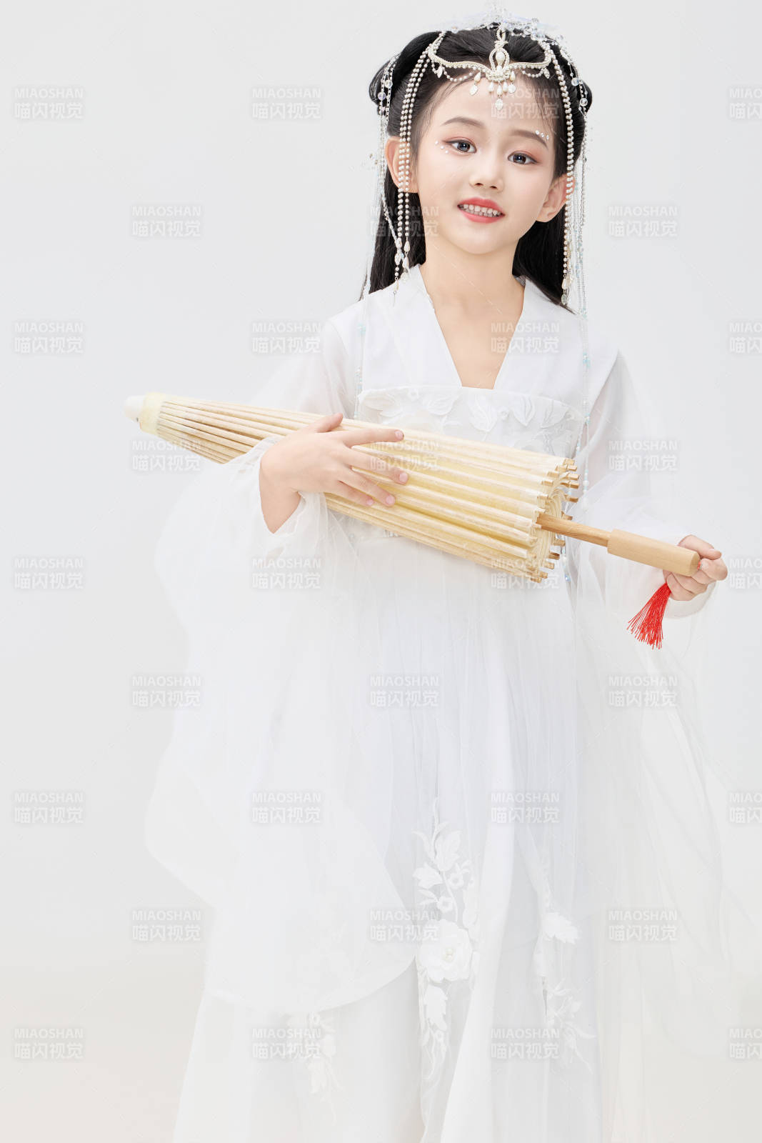 黑色背景下穿着中国明制汉服的中国女童图片