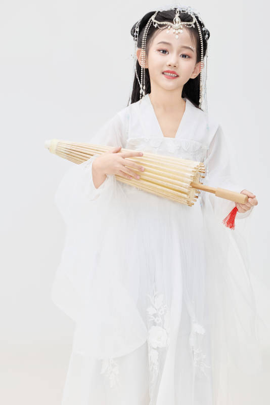 黑色背景下穿着中国明制汉服的中国女童图片