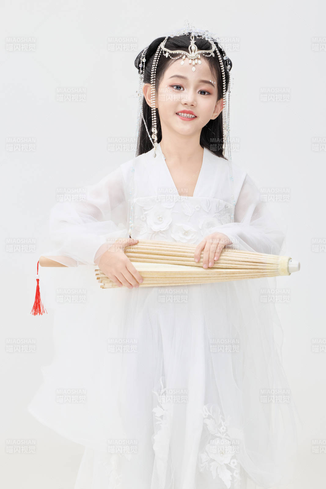 黑色背景下穿着中国明制汉服的中国女童图片