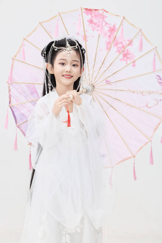 黑色背景下穿着中国明制汉服的中国女童图片