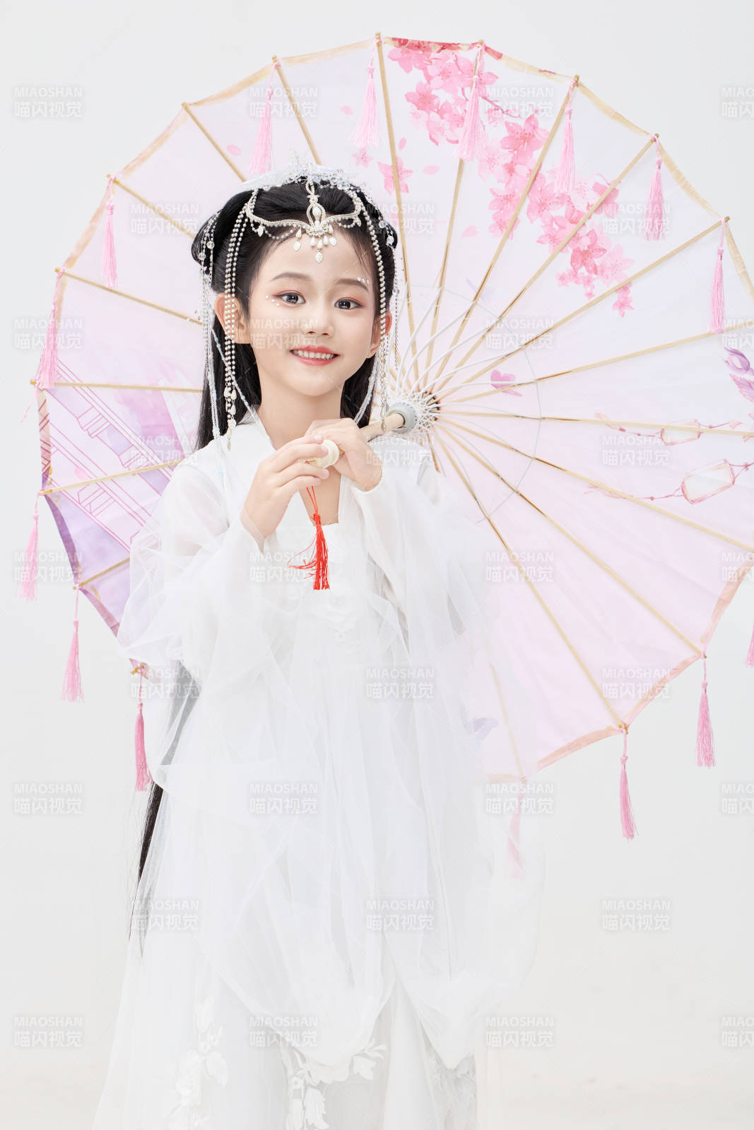 黑色背景下穿着中国明制汉服的中国女童图片