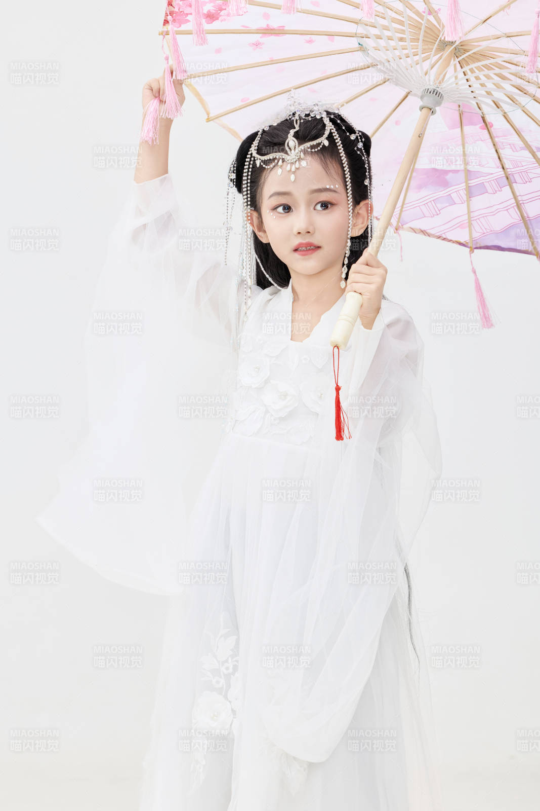 黑色背景下穿着中国明制汉服的中国女童图片