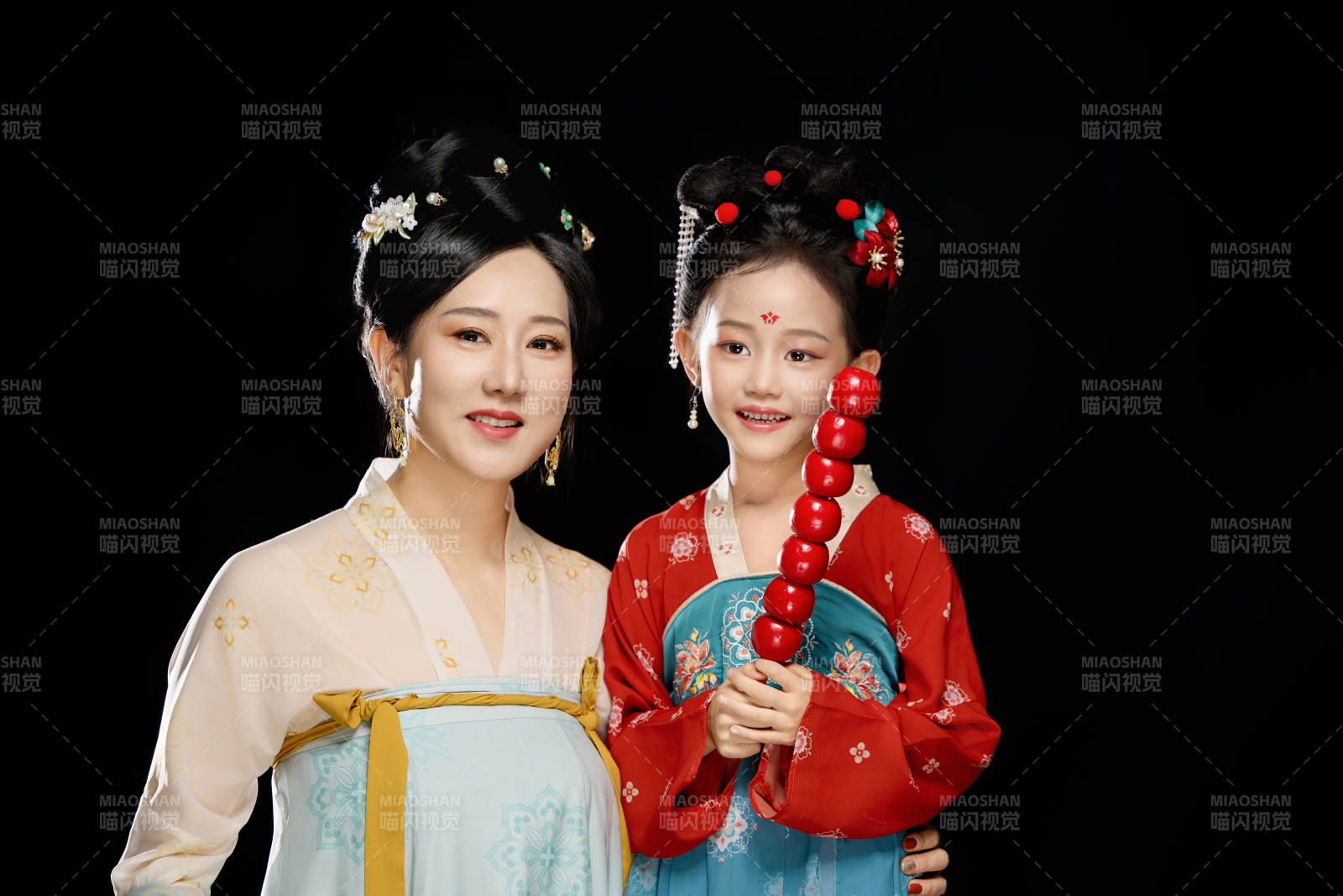 黑色背景下汉服装扮的中国母女亲子人像图片