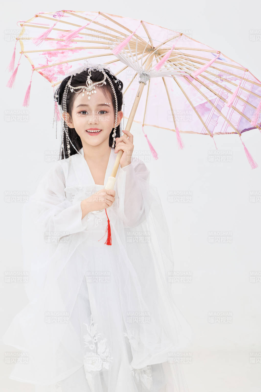 黑色背景下穿着中国明制汉服的中国女童图片