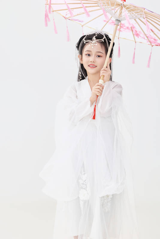 黑色背景下穿着中国明制汉服的中国女童图片