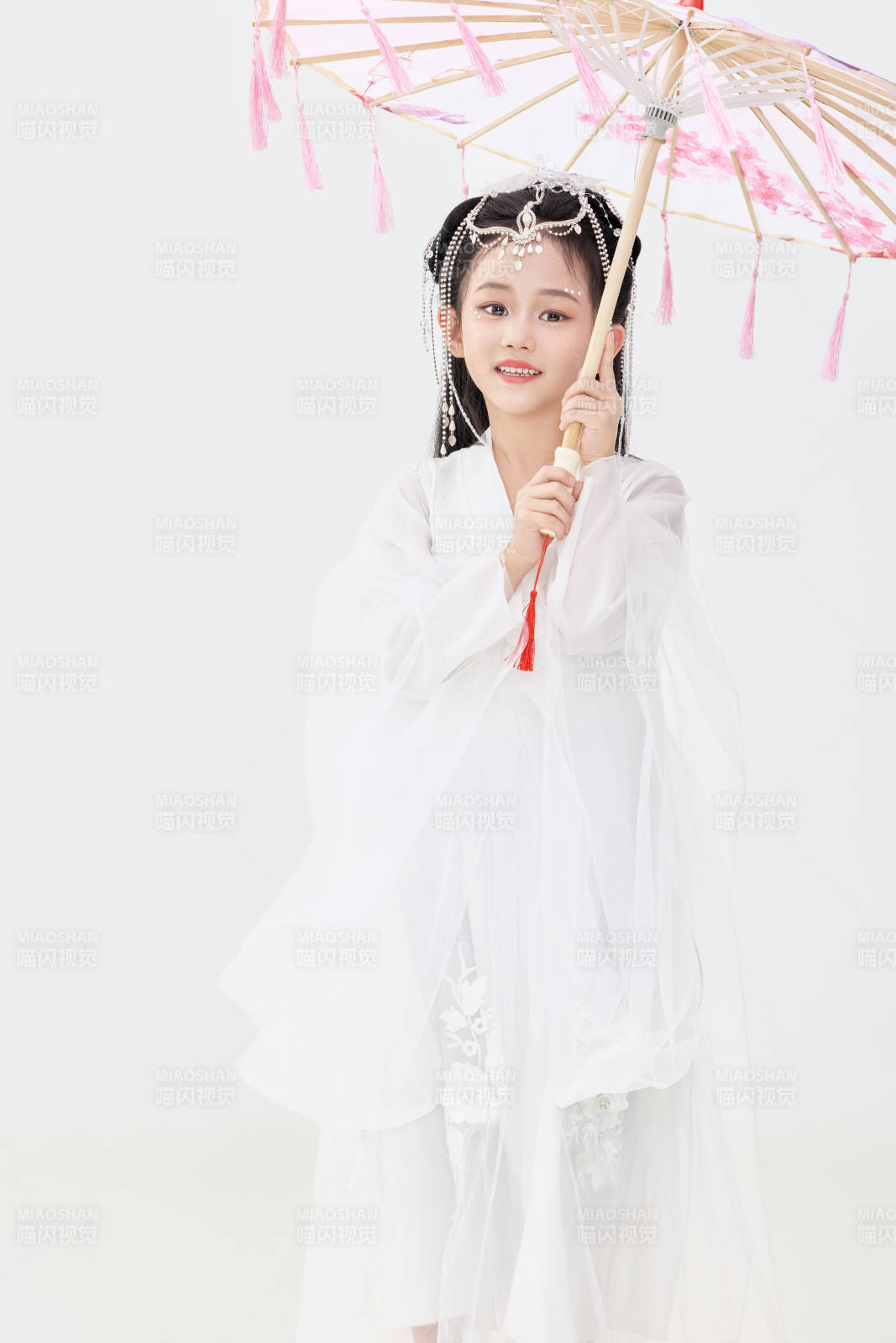 黑色背景下穿着中国明制汉服的中国女童图片