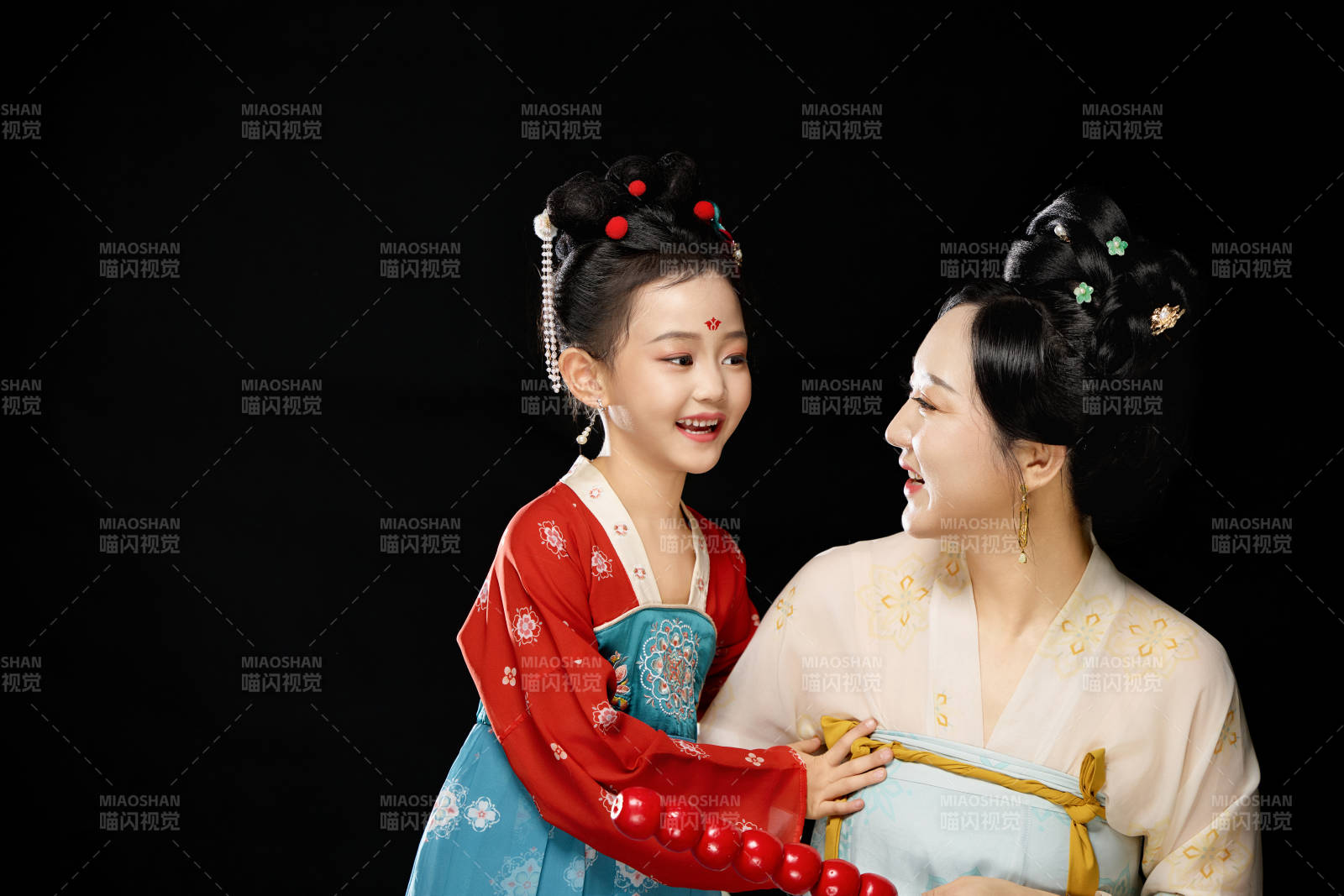 黑色背景下汉服装扮的中国母女亲子人像图片