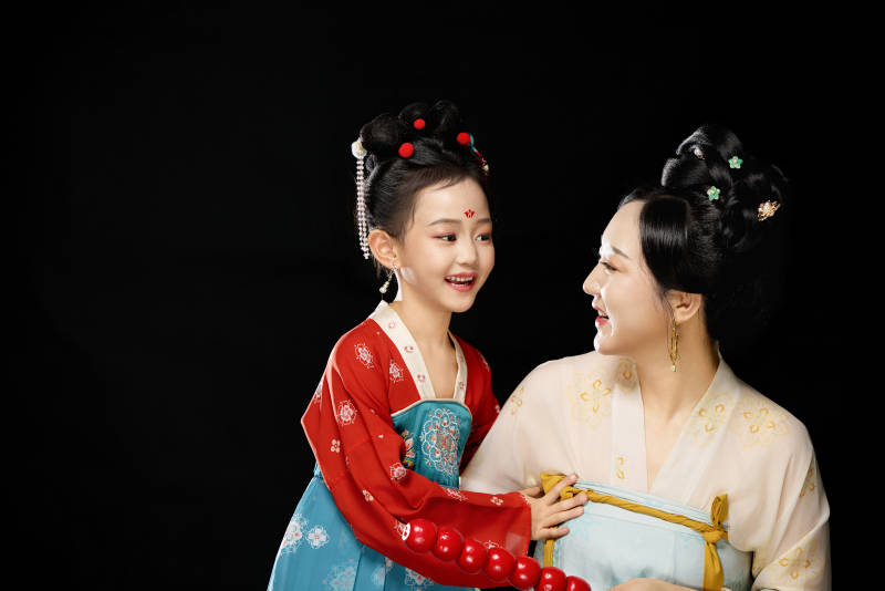 黑色背景下汉服装扮的中国母女亲子人像图片