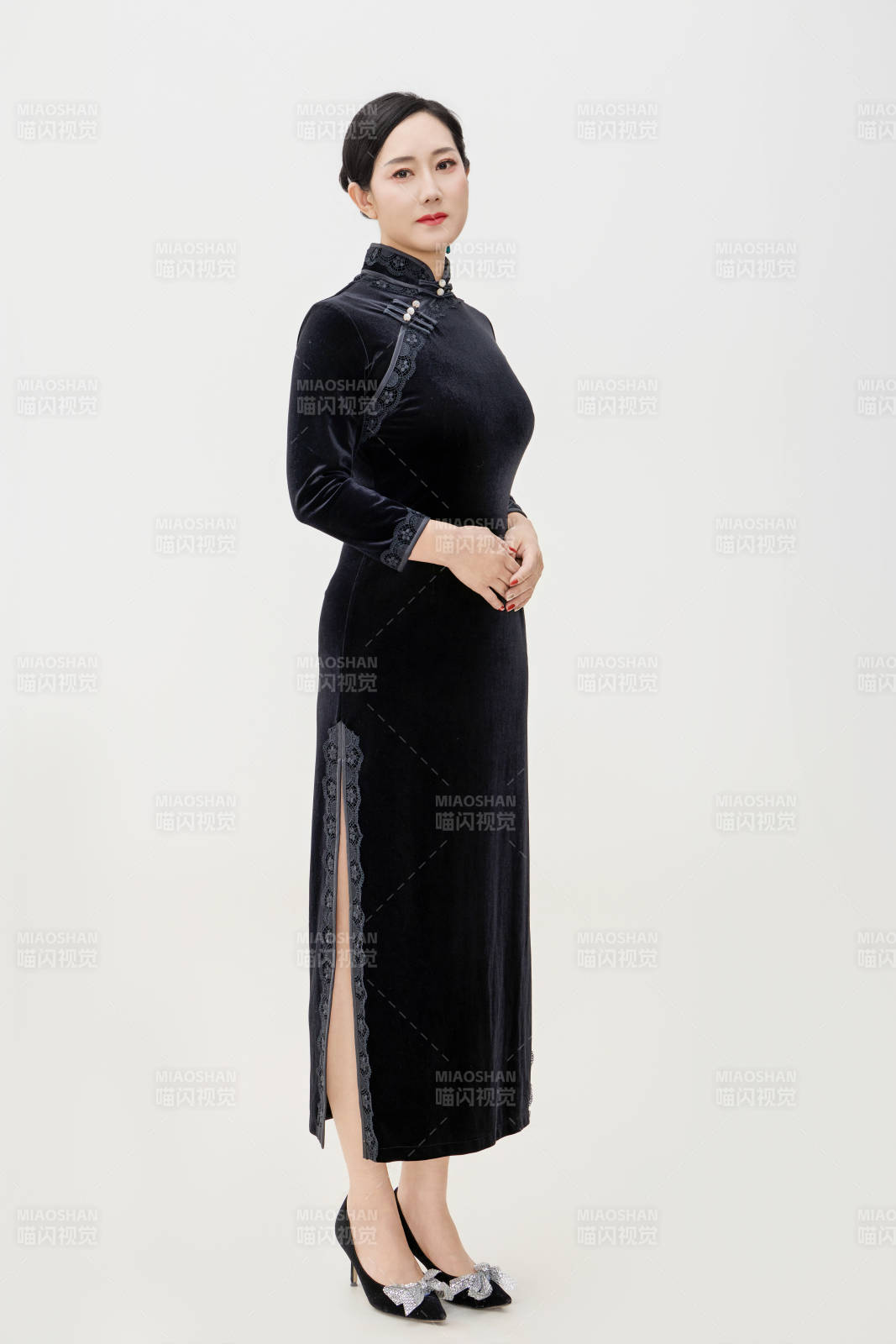 穿着中式旗袍的亚洲成年女性图片