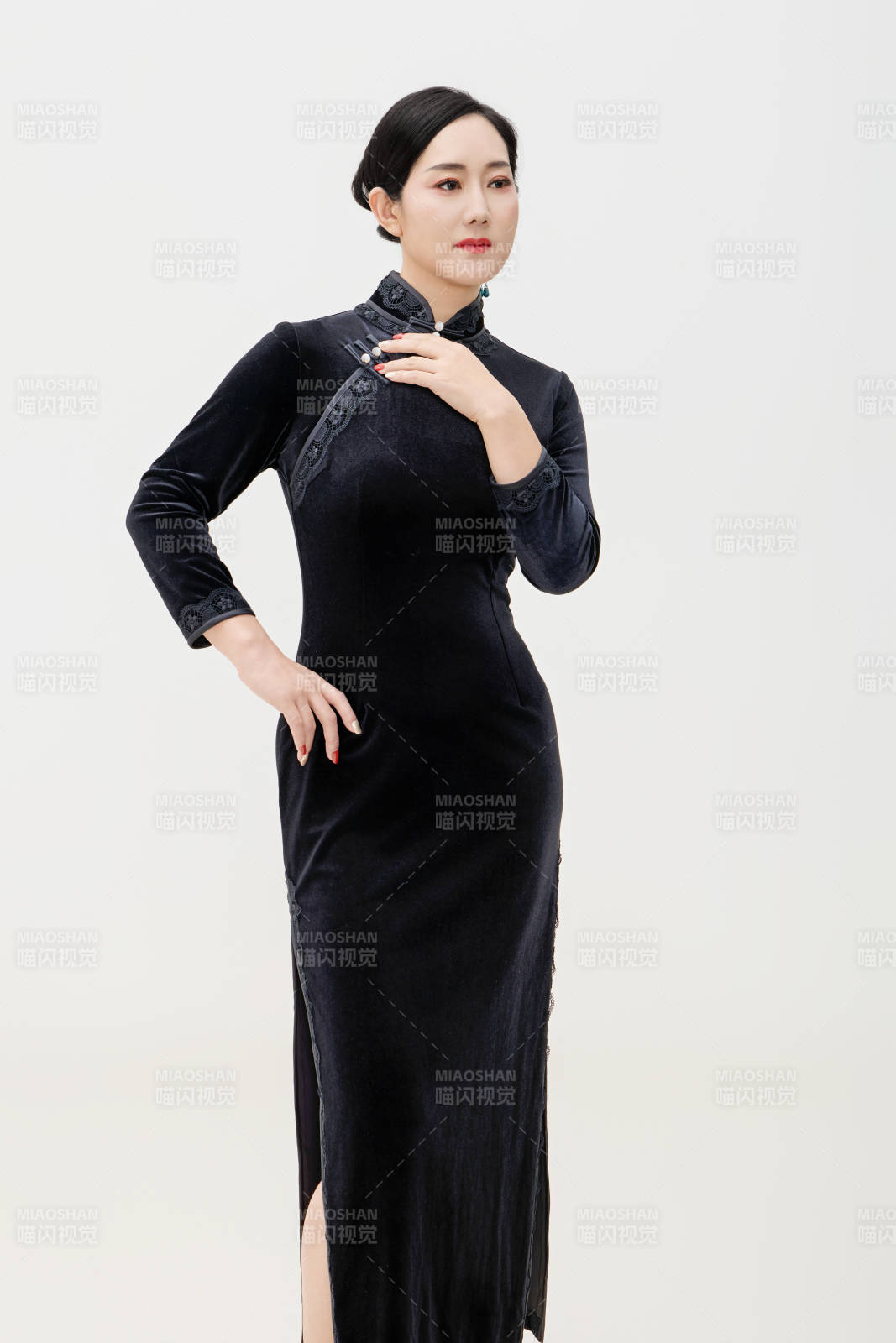 穿着中式旗袍的亚洲成年女性图片