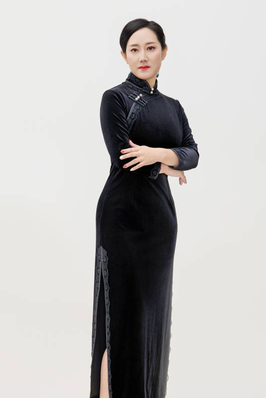 穿着中式旗袍的亚洲成年女性图片