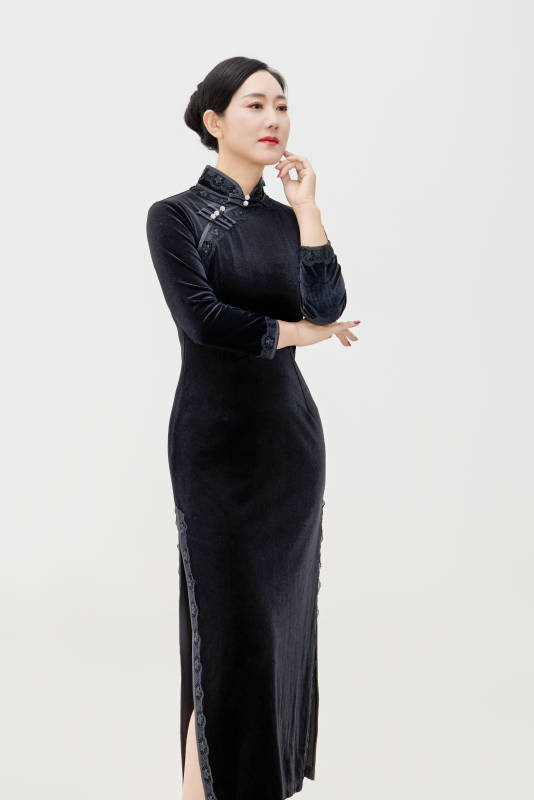 穿着中式旗袍的亚洲成年女性图片