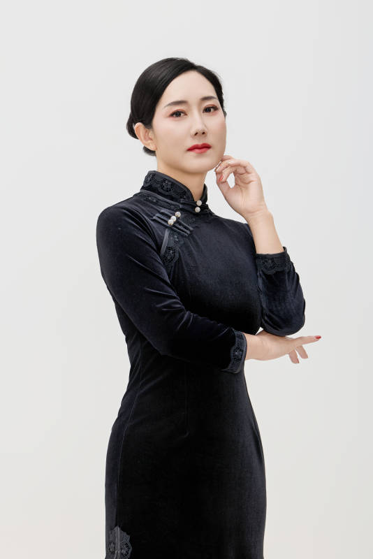 穿着中式旗袍的亚洲成年女性图片