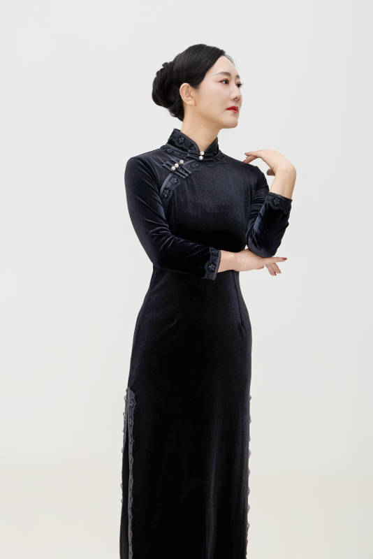 穿着中式旗袍的亚洲成年女性图片