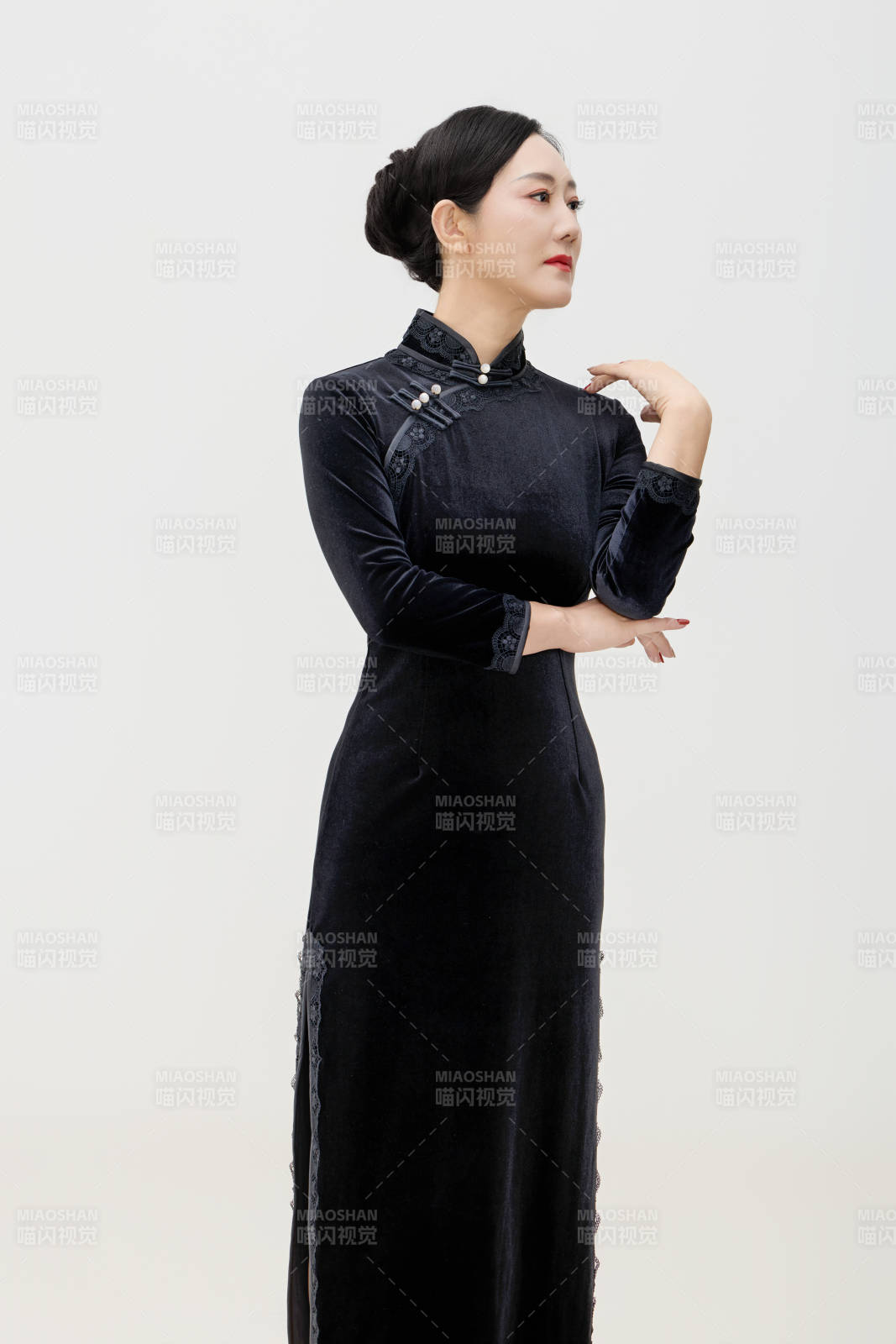 穿着中式旗袍的亚洲成年女性图片