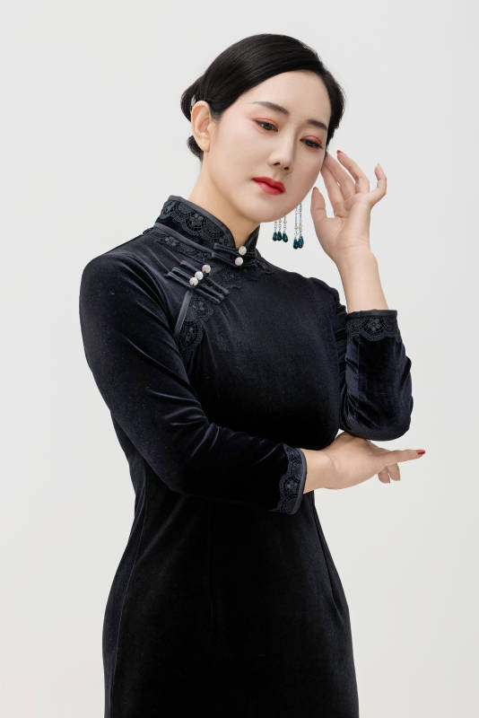 穿着中式旗袍的亚洲成年女性图片