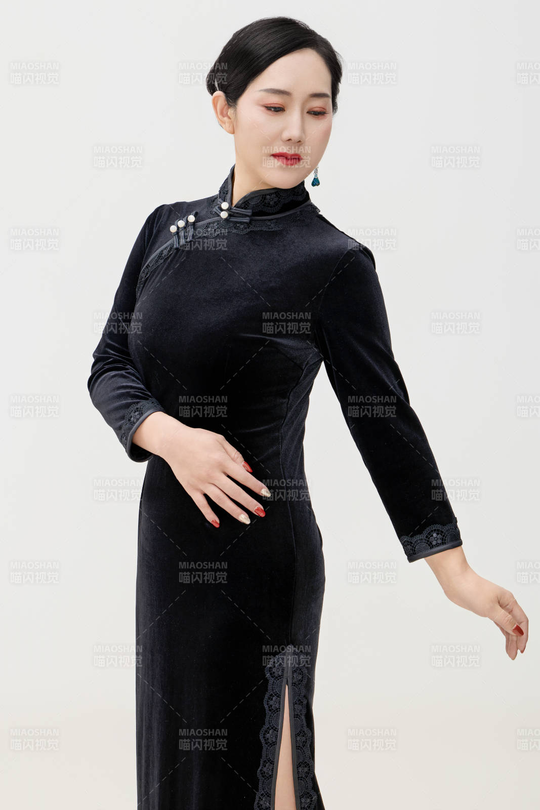 穿着中式旗袍的亚洲成年女性图片