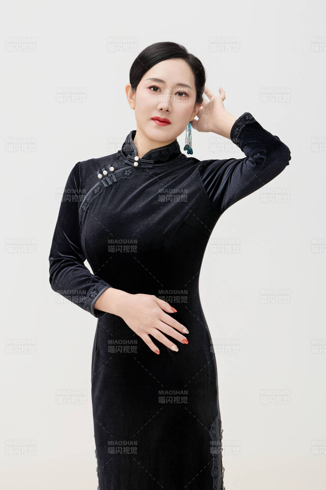 穿着中式旗袍的亚洲成年女性图片