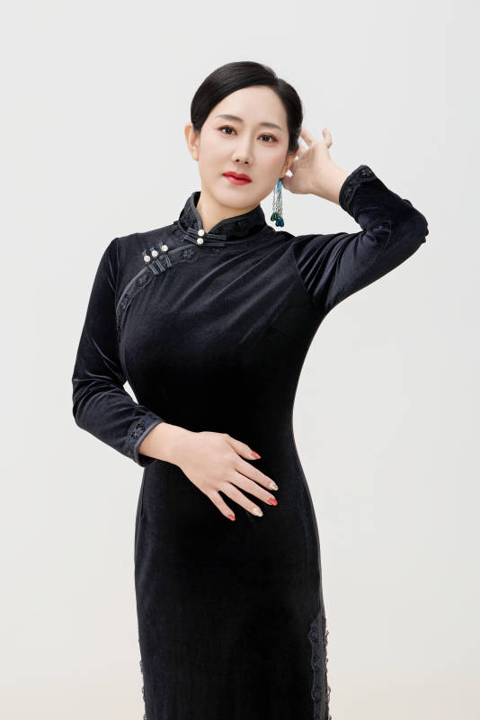 穿着中式旗袍的亚洲成年女性图片