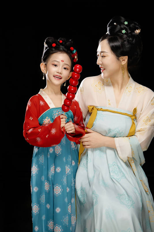 黑色背景下汉服装扮的中国母女亲子人像图片