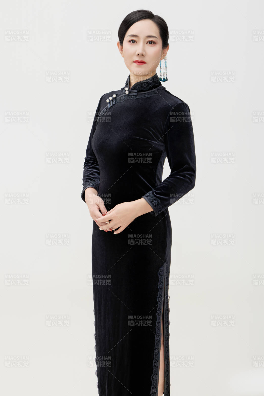 穿着中式旗袍的亚洲成年女性图片