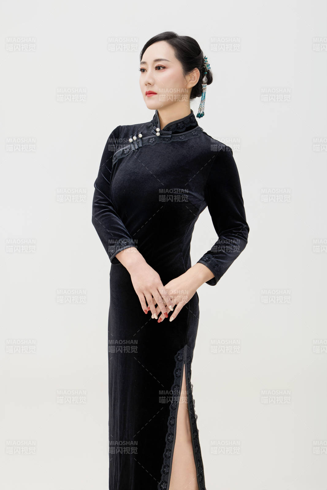 穿着中式旗袍的亚洲成年女性图片