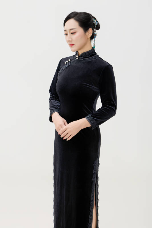 穿着中式旗袍的亚洲成年女性图片