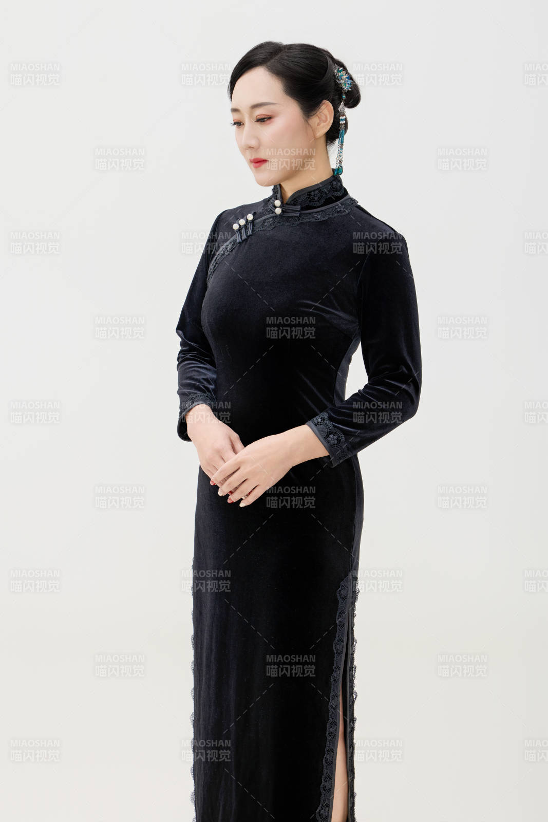 穿着中式旗袍的亚洲成年女性图片