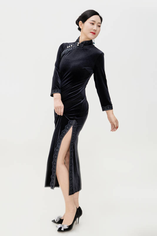 穿着中式旗袍的亚洲成年女性图片