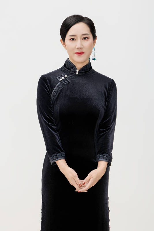 穿着中式旗袍的亚洲成年女性图片