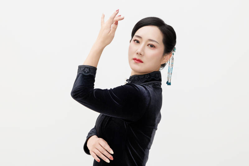 穿着中式旗袍的亚洲成年女性图片