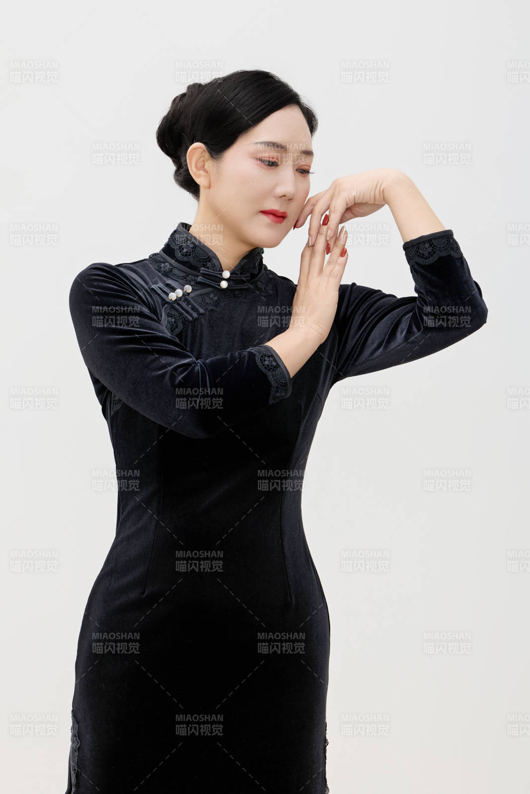 穿着中式旗袍的亚洲成年女性图片