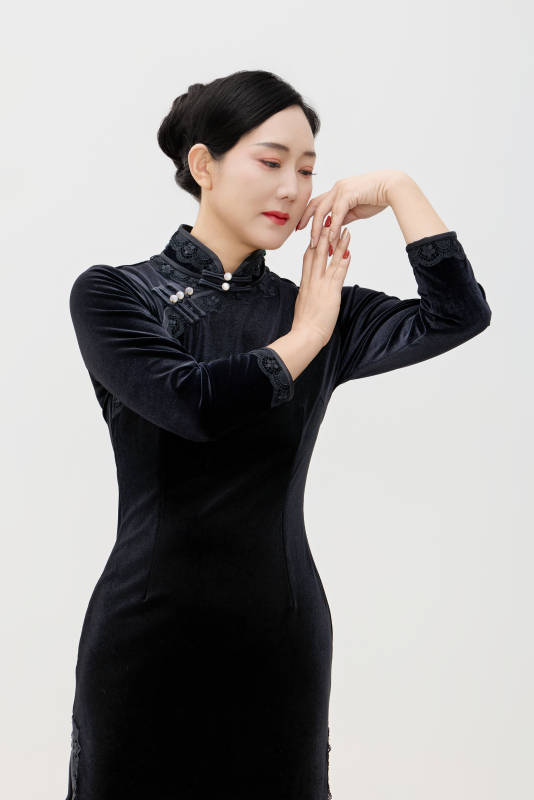 穿着中式旗袍的亚洲成年女性图片