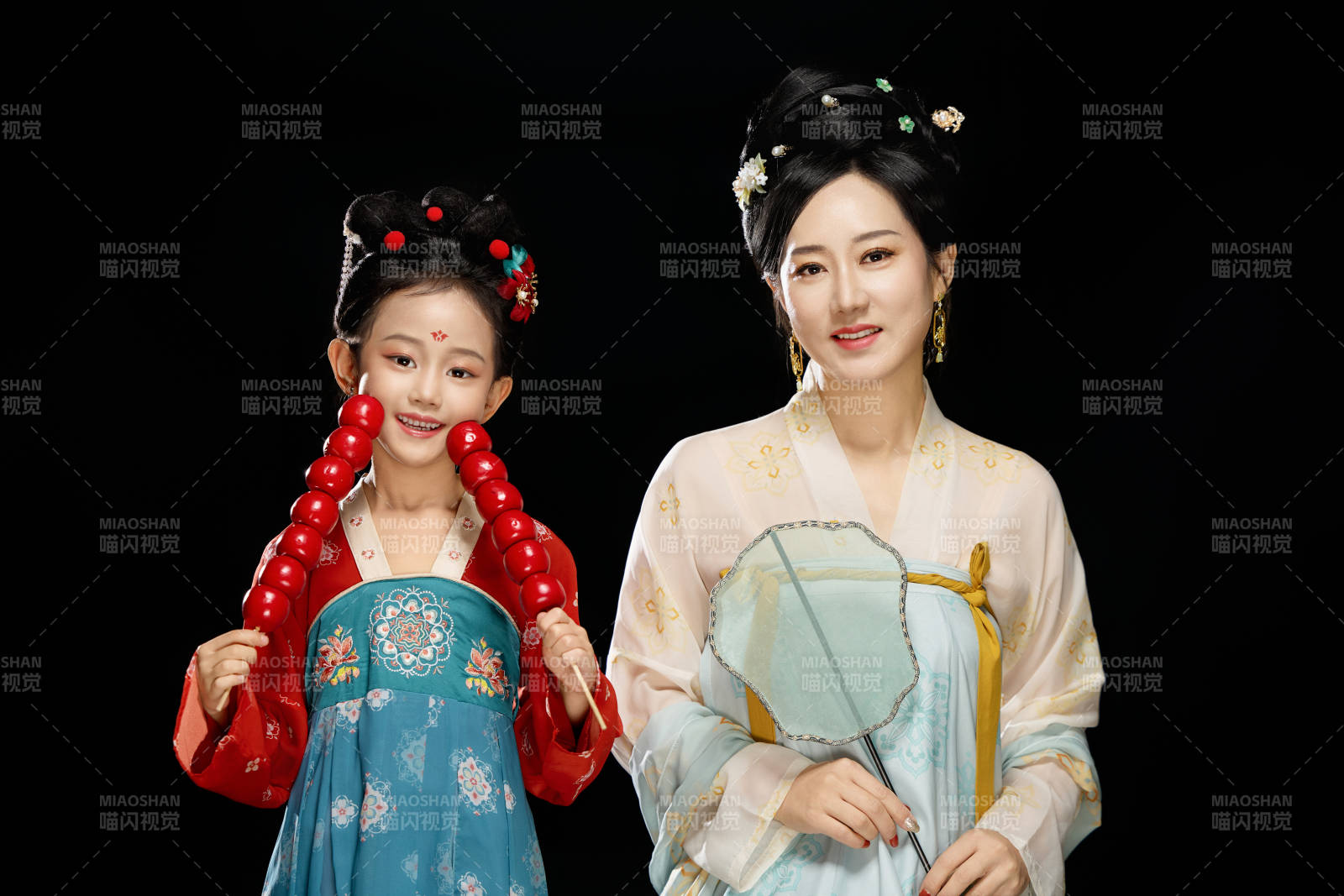 黑色背景下汉服装扮的中国母女亲子人像图片