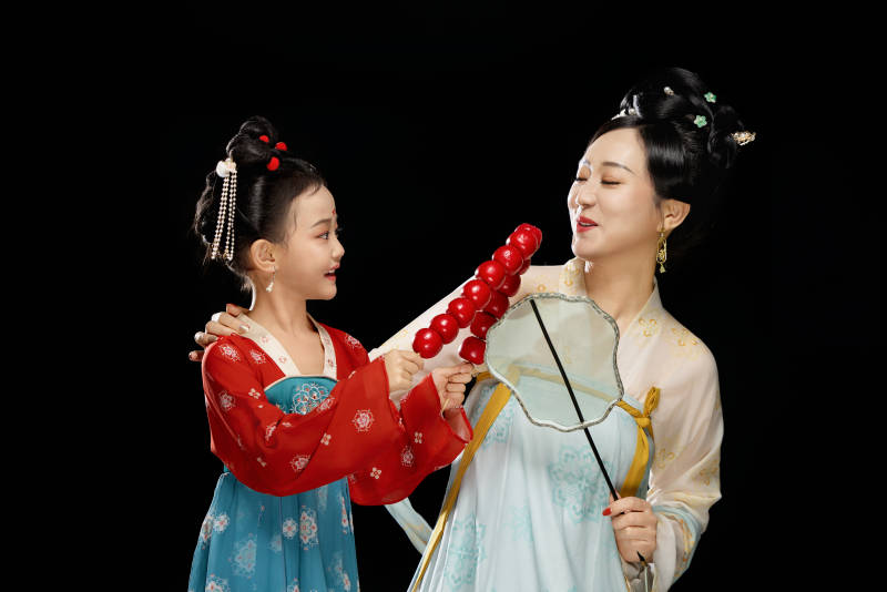 黑色背景下汉服装扮的中国母女亲子人像图片