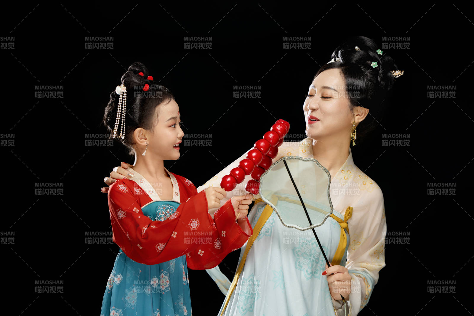 黑色背景下汉服装扮的中国母女亲子人像图片