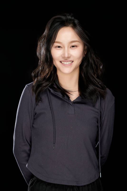 黑色背景下的亚洲美丽年轻女性形象图片