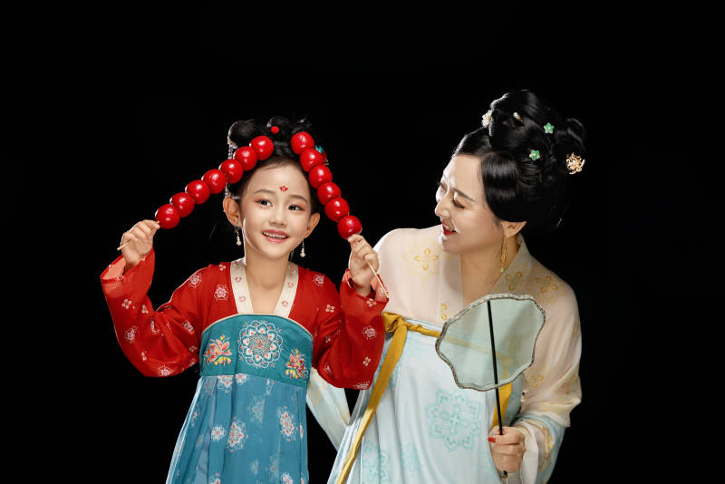 黑色背景下汉服装扮的中国母女亲子人像图片