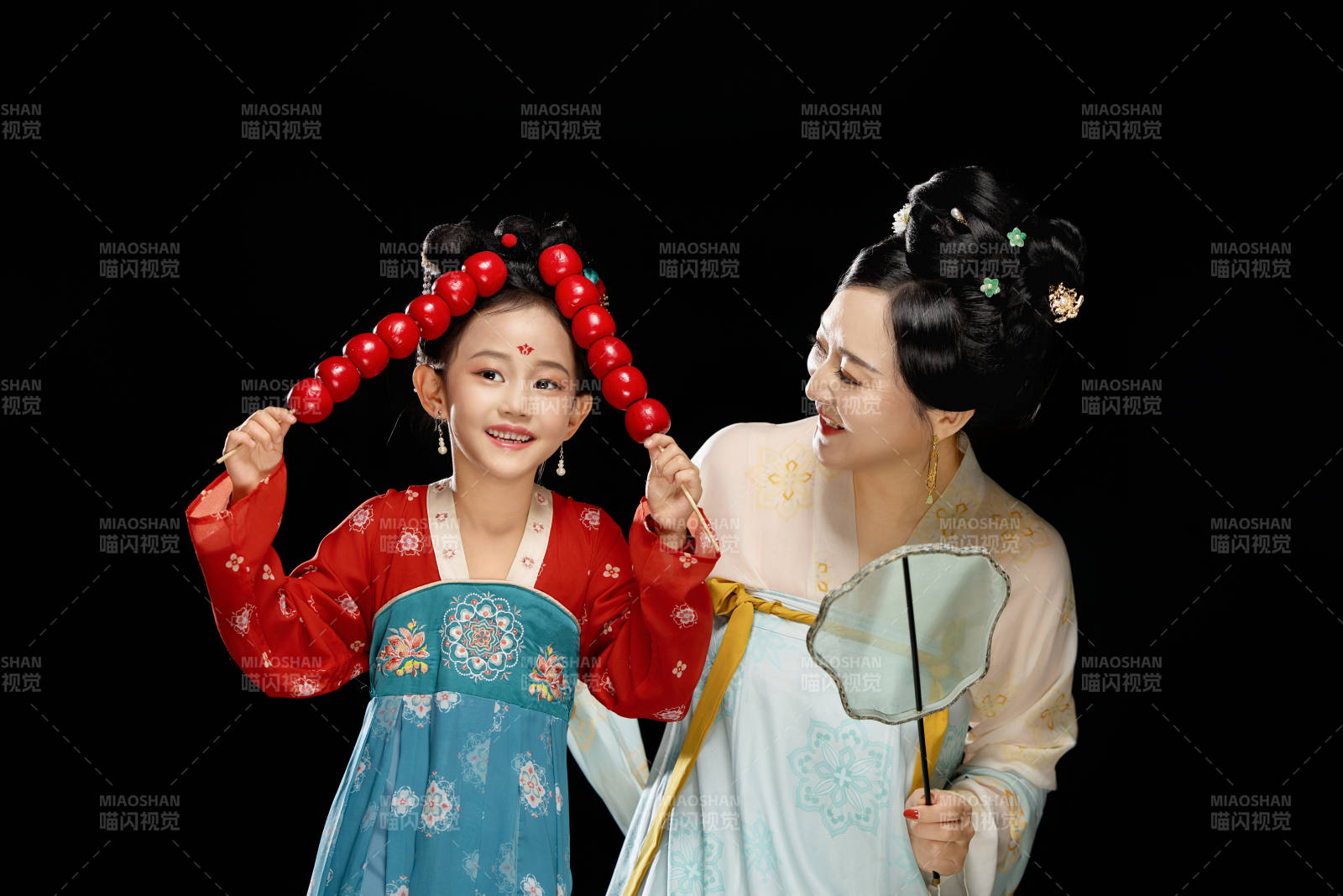 黑色背景下汉服装扮的中国母女亲子人像图片