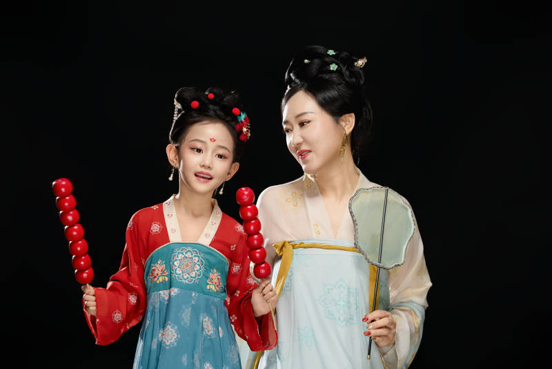 黑色背景下汉服装扮的中国母女亲子人像图片