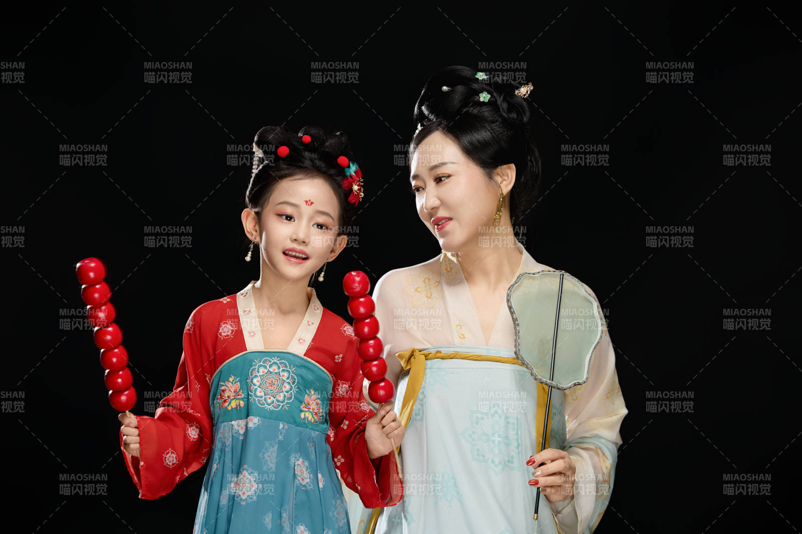 黑色背景下汉服装扮的中国母女亲子人像图片
