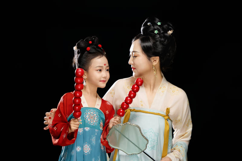 黑色背景下汉服装扮的中国母女亲子人像图片