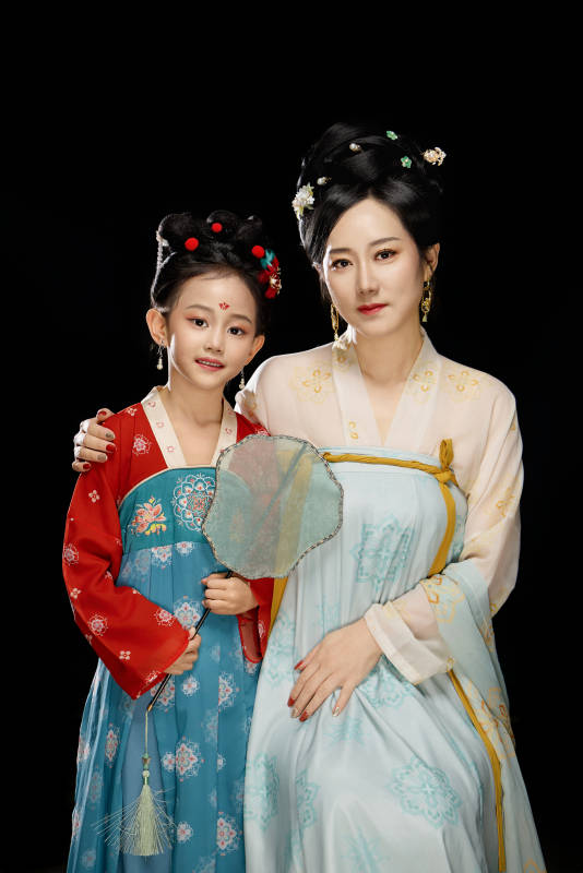 黑色背景下汉服装扮的中国母女亲子人像图片