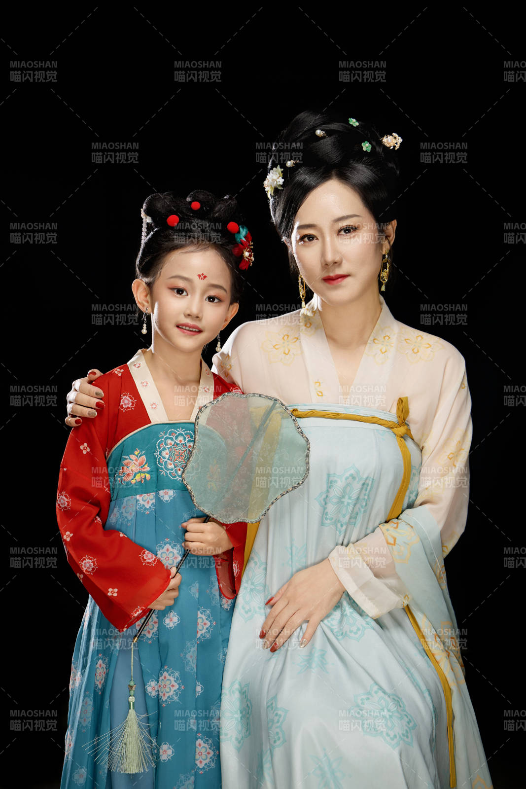 黑色背景下汉服装扮的中国母女亲子人像图片