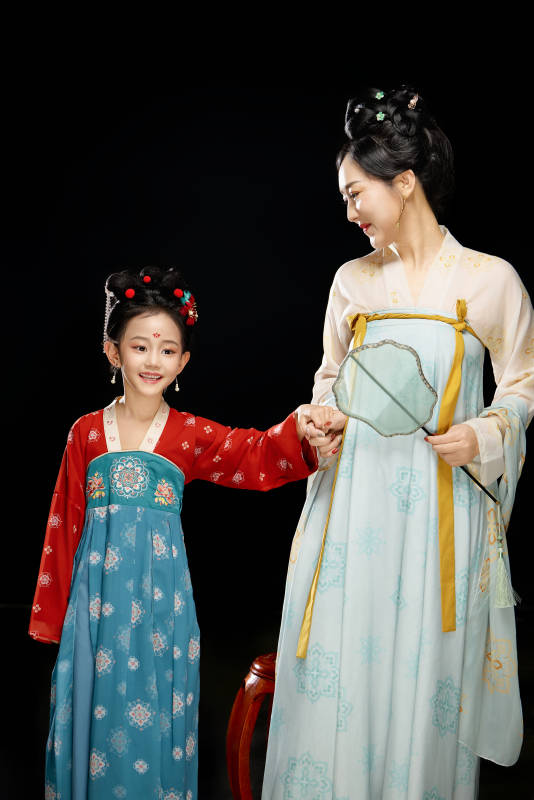 黑色背景下汉服装扮的中国母女亲子人像图片