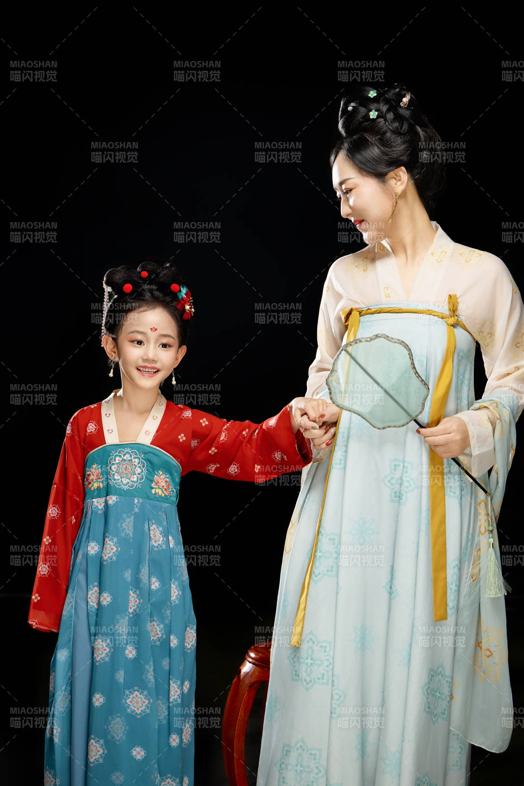 黑色背景下汉服装扮的中国母女亲子人像图片