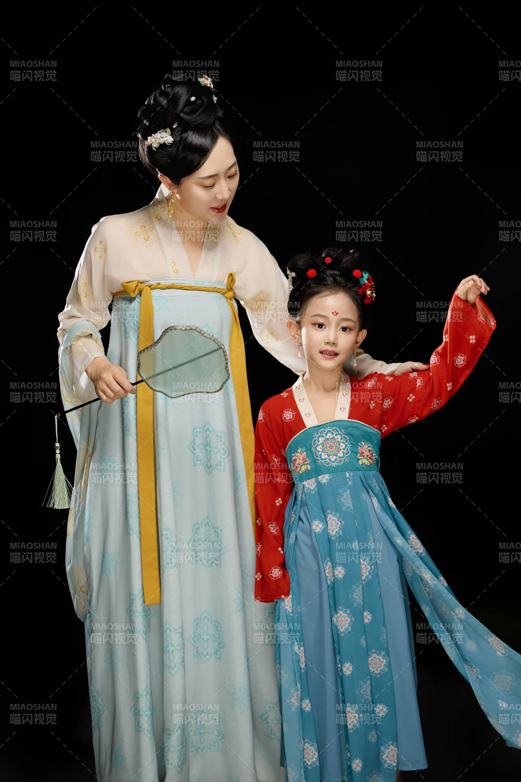 黑色背景下汉服装扮的中国母女亲子人像图片
