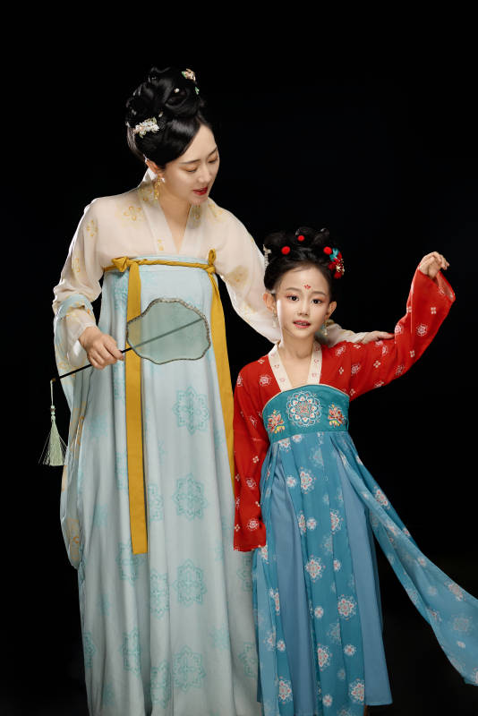 黑色背景下汉服装扮的中国母女亲子人像图片